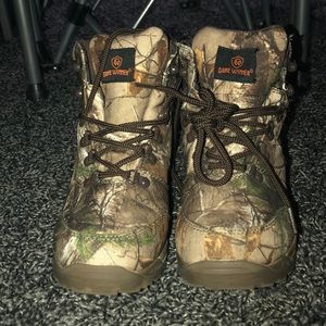 Im selling some camouflage boots